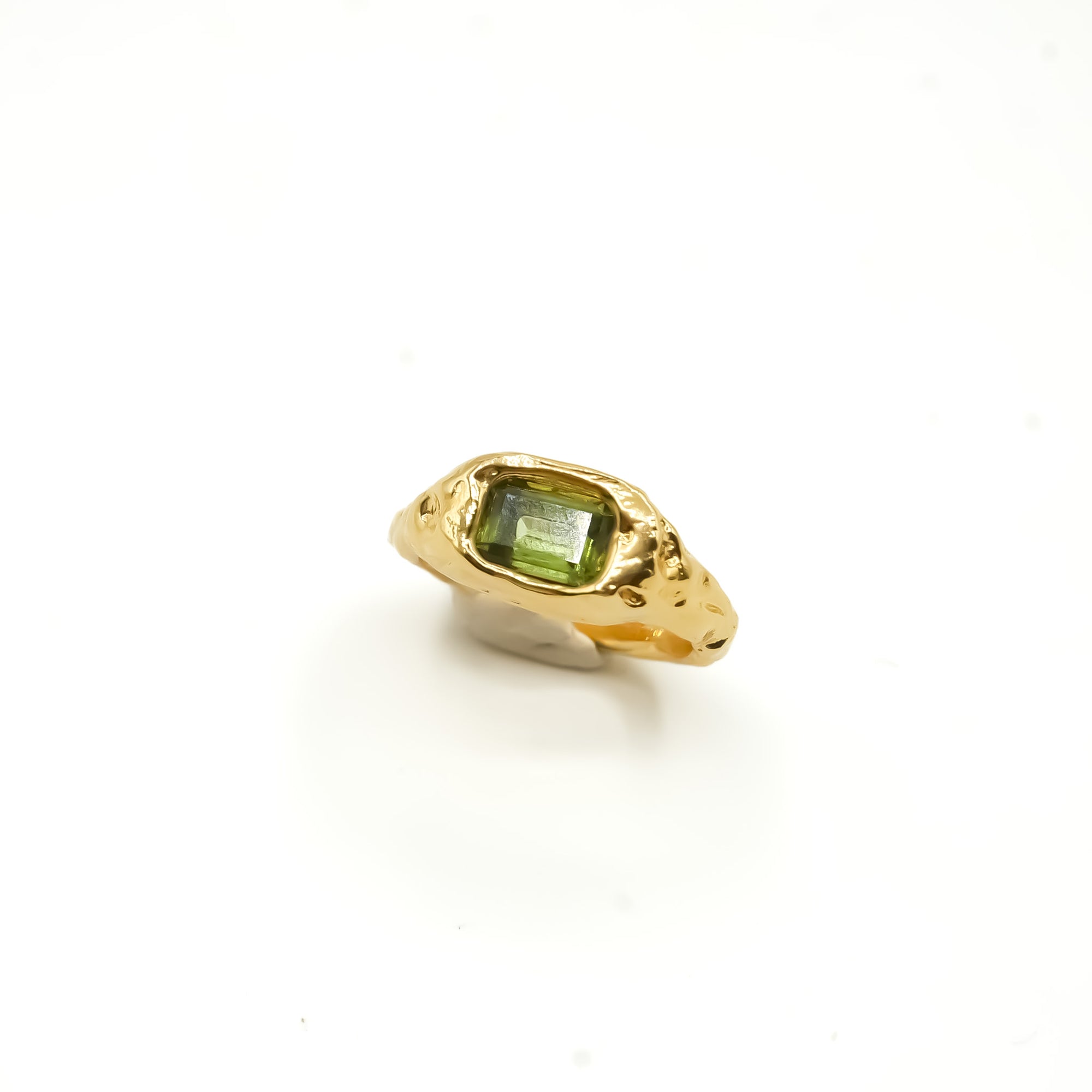 PERIDOT SIGNET T49