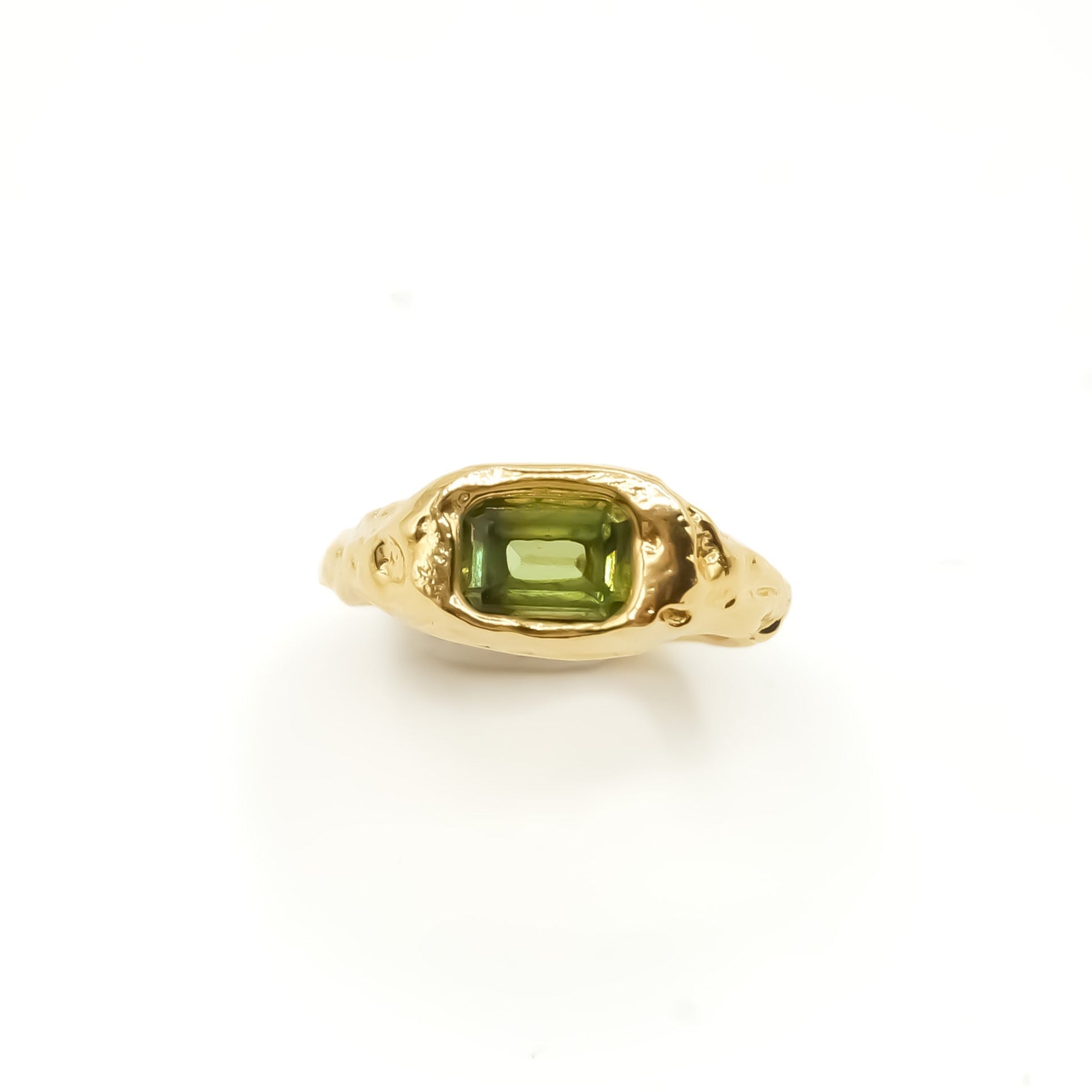 PERIDOT SIGNET T49