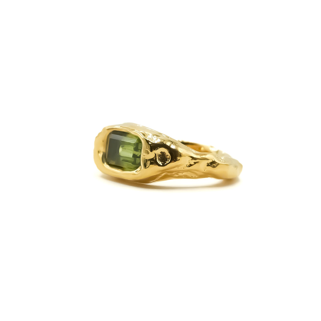 PERIDOT SIGNET T49